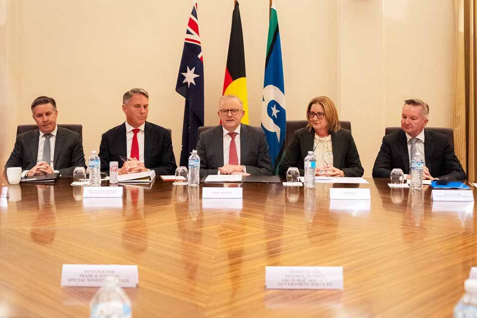 ਪ੍ਰਧਾਨ ਮੰਤਰੀ ਐਂਥਨੀ ਐਲਬਨੀਜ਼, ਉਪ-ਪ੍ਰਧਾਨ ਮੰਤਰੀ ਤੇ ਰੱਖਿਆ ਮੰਤਰੀ ਰਿਚਰਡ ਮਾਰਲਸ, ਸਿਹਤ ਅਤੇ ਬੁਢਾਪਾ ਮੰਤਰੀ, ਅਪੰਗਤਾ ਤੇ ਰਾਸ਼ਟਰੀ ਅਪੰਗਤਾ ਬੀਮਾ ਯੋਜਨਾ ਮੰਤਰੀ ਮਾਰਕ ਬਟਲਰ ਸੰਸਦ ਮੈਂਬਰ, ਵਿਕਟੋਰੀਆ ਦੀ ਪ੍ਰੀਮੀਅਰ ਜੇਸਿੰਟਾ ਐਲਨ ਅਤੇ ਜਲਵਾਯੂ ਪਰਿਵਰਤਨ ਅਤੇ ਊਰਜਾ ਮੰਤਰੀ ਕ੍ਰਿਸ ਬੋਵੇਨ ਇੱਕ ਸਮਾਗਮ ਦੇ ਦੌਰਾਨ।